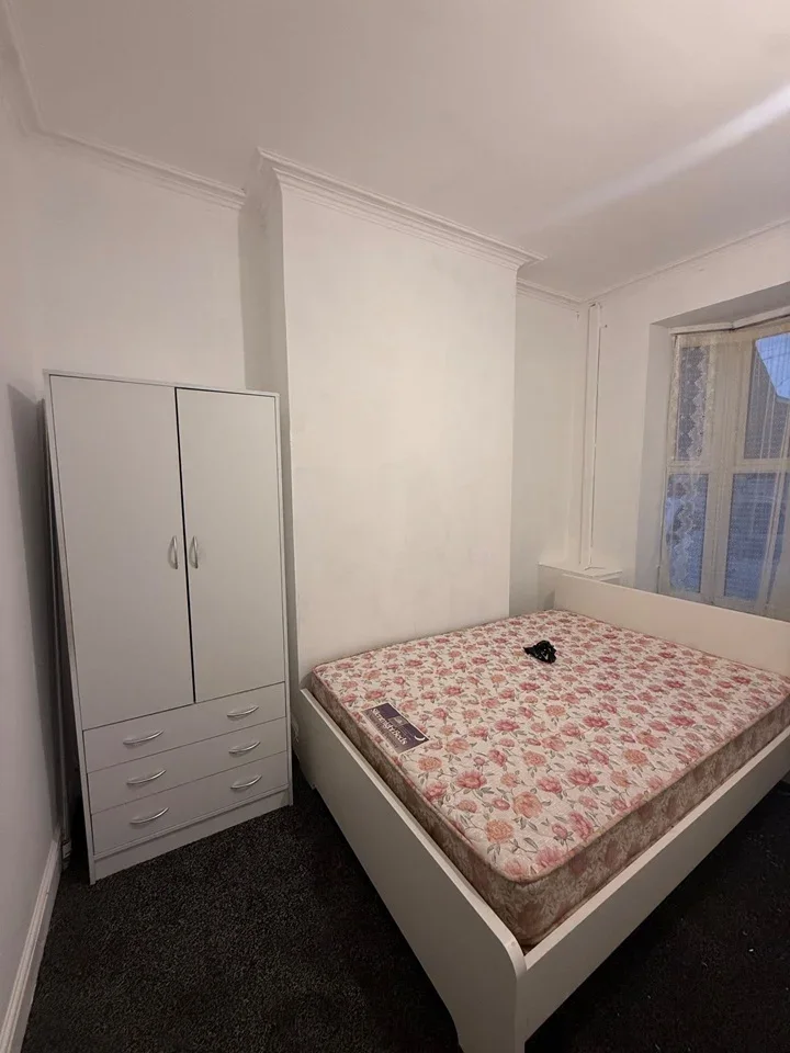 Room Charles Road in Birmingham