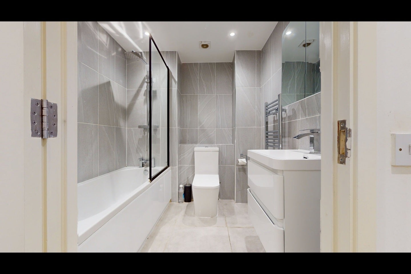 Flat Blackwall Way in Greater London