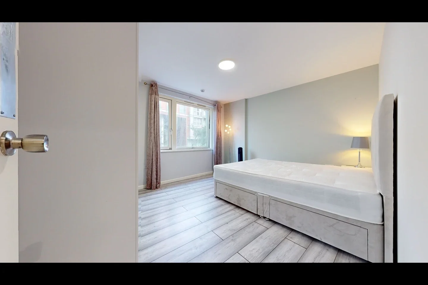 Flat Blackwall Way in Greater London