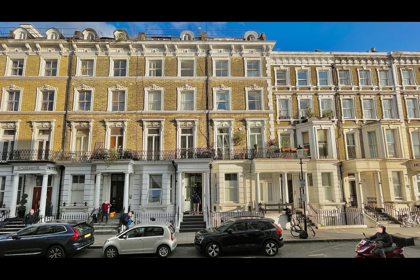 Flat Blackwall Way in Greater London