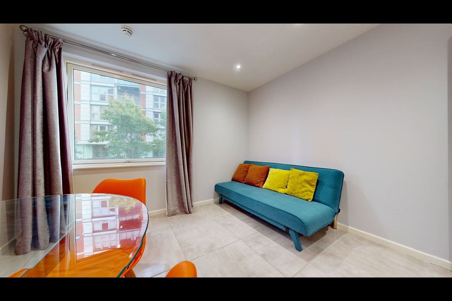 Flat Blackwall Way in Greater London