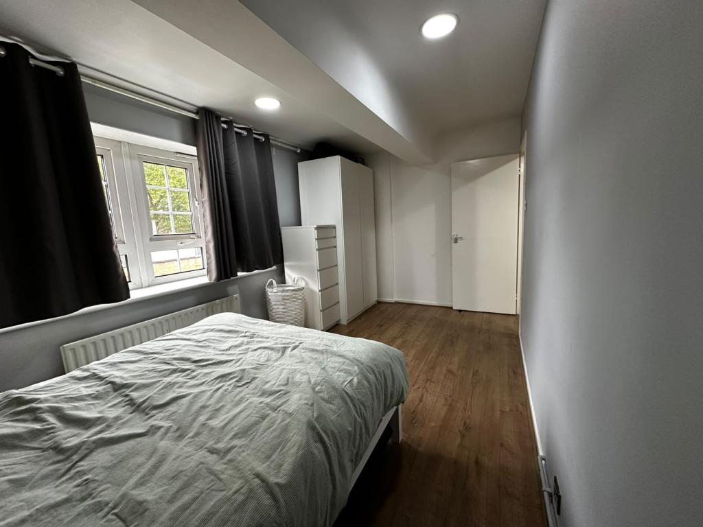 Flat Watts Street in Greater London