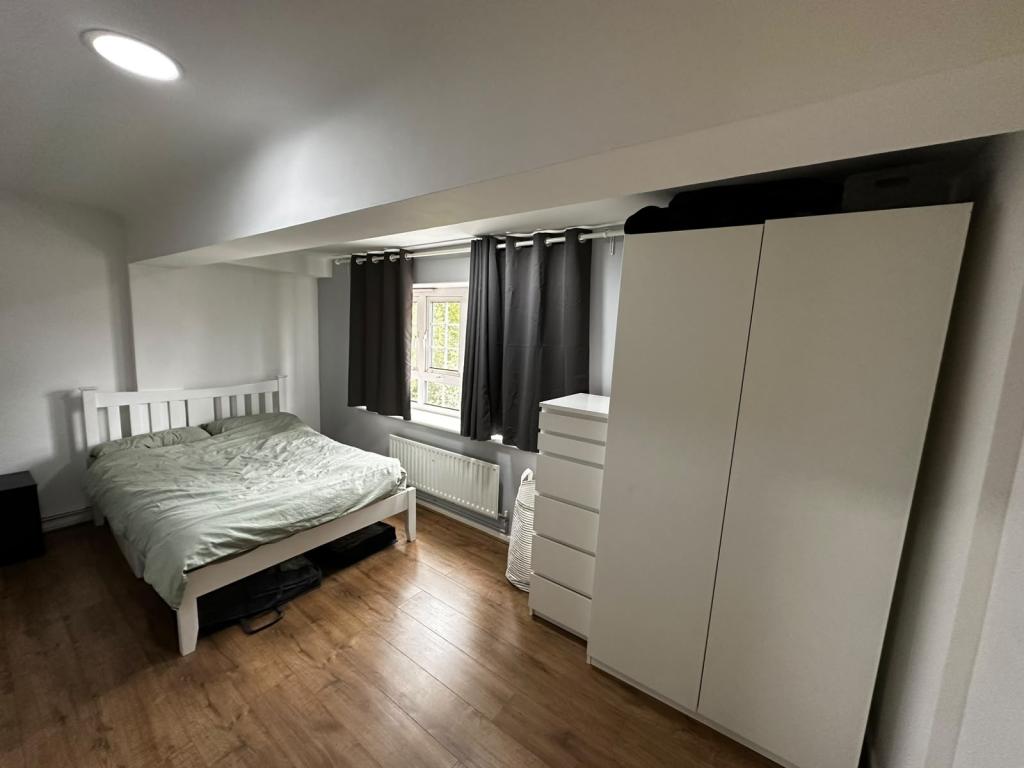 Flat Watts Street in Greater London