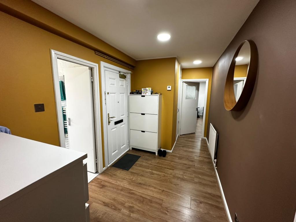 Flat Watts Street in Greater London