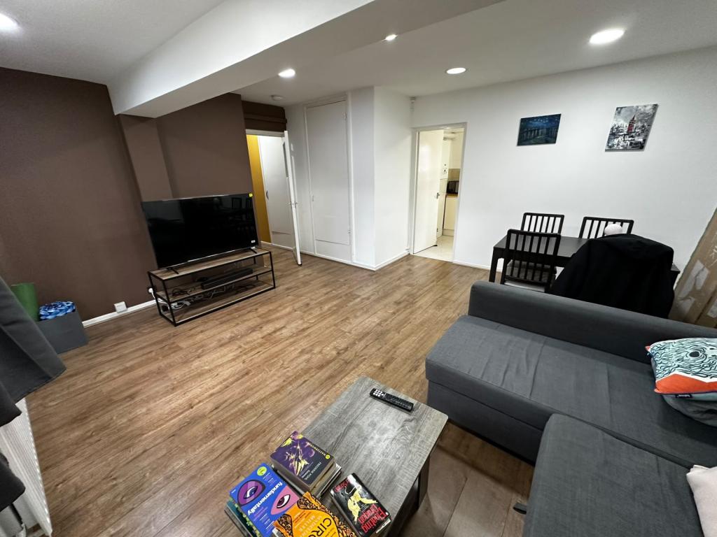 Flat Watts Street in Greater London