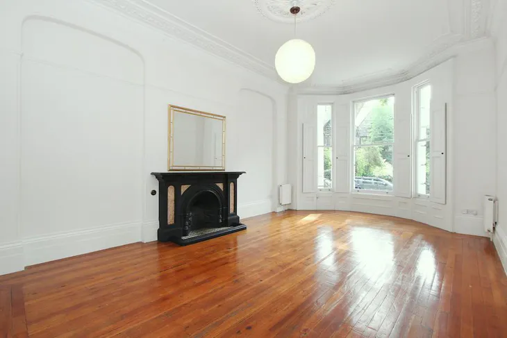 Flat Courtfield Gardens in Greater London