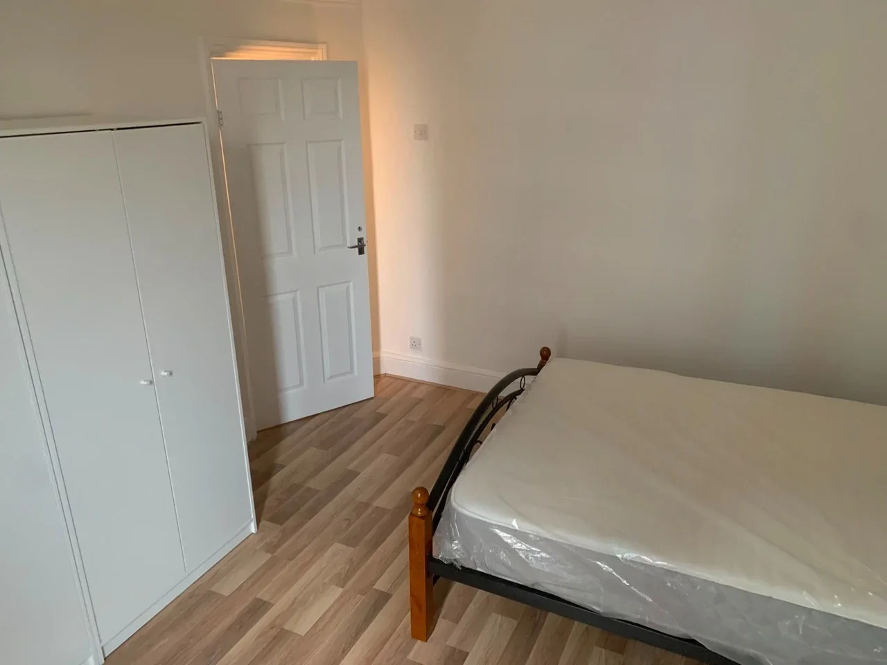 Room College Gardens in Greater London