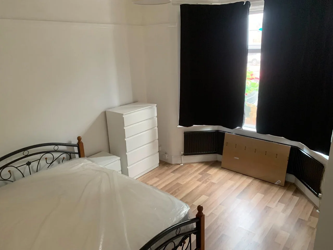 Room College Gardens in Greater London