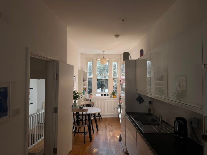 Room Cricketfield Road in Greater London