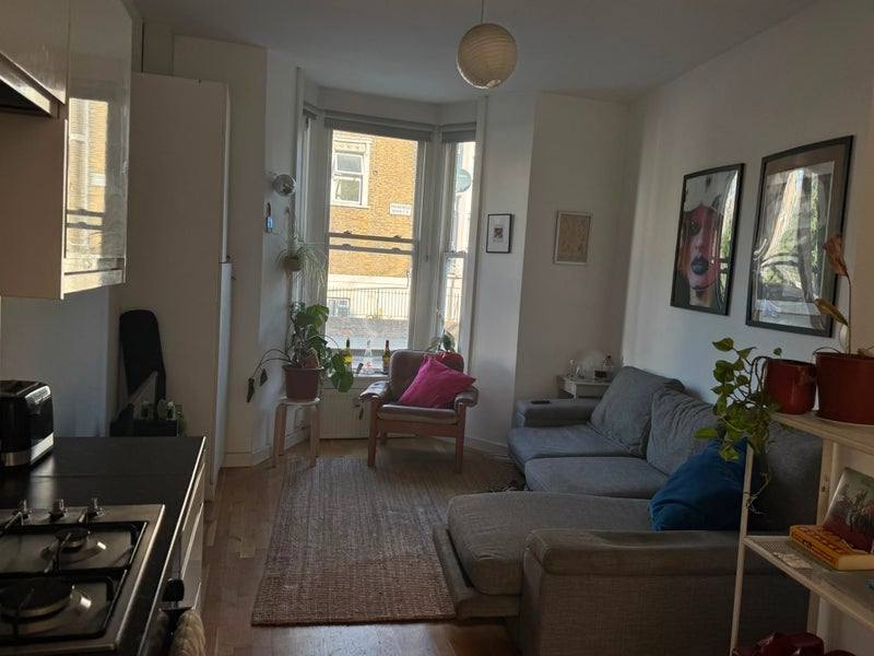 Room Cricketfield Road in Greater London