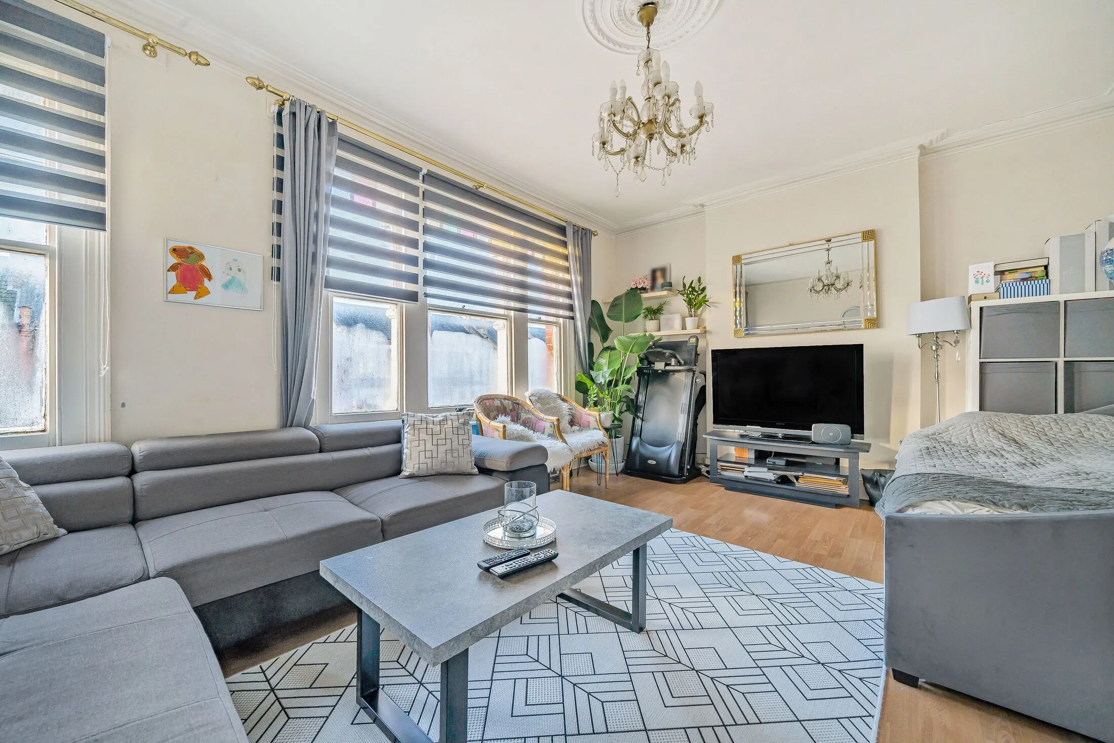 Flat Elmdale Road in Greater London