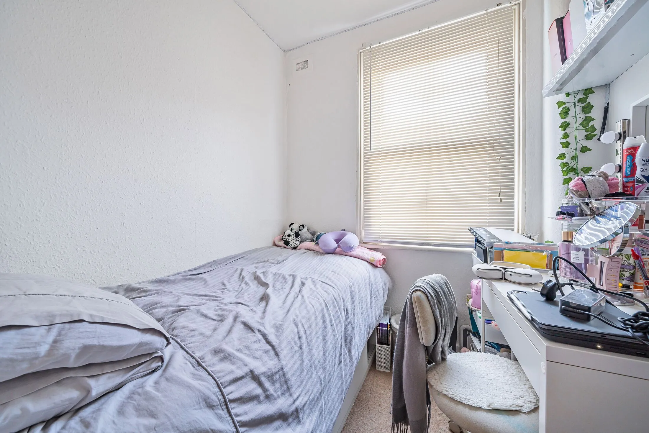 Flat Elmdale Road in Greater London