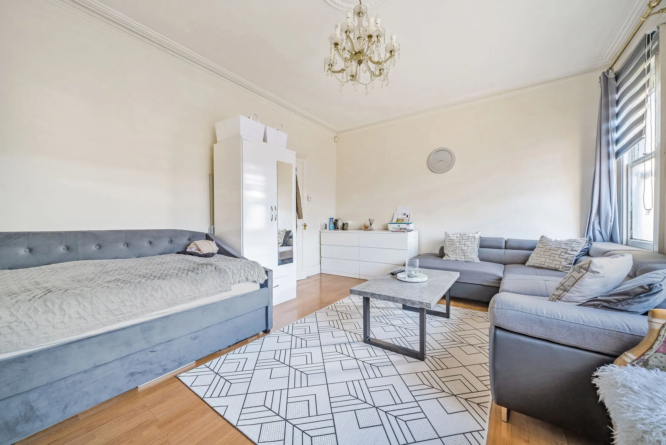 Flat Elmdale Road in Greater London