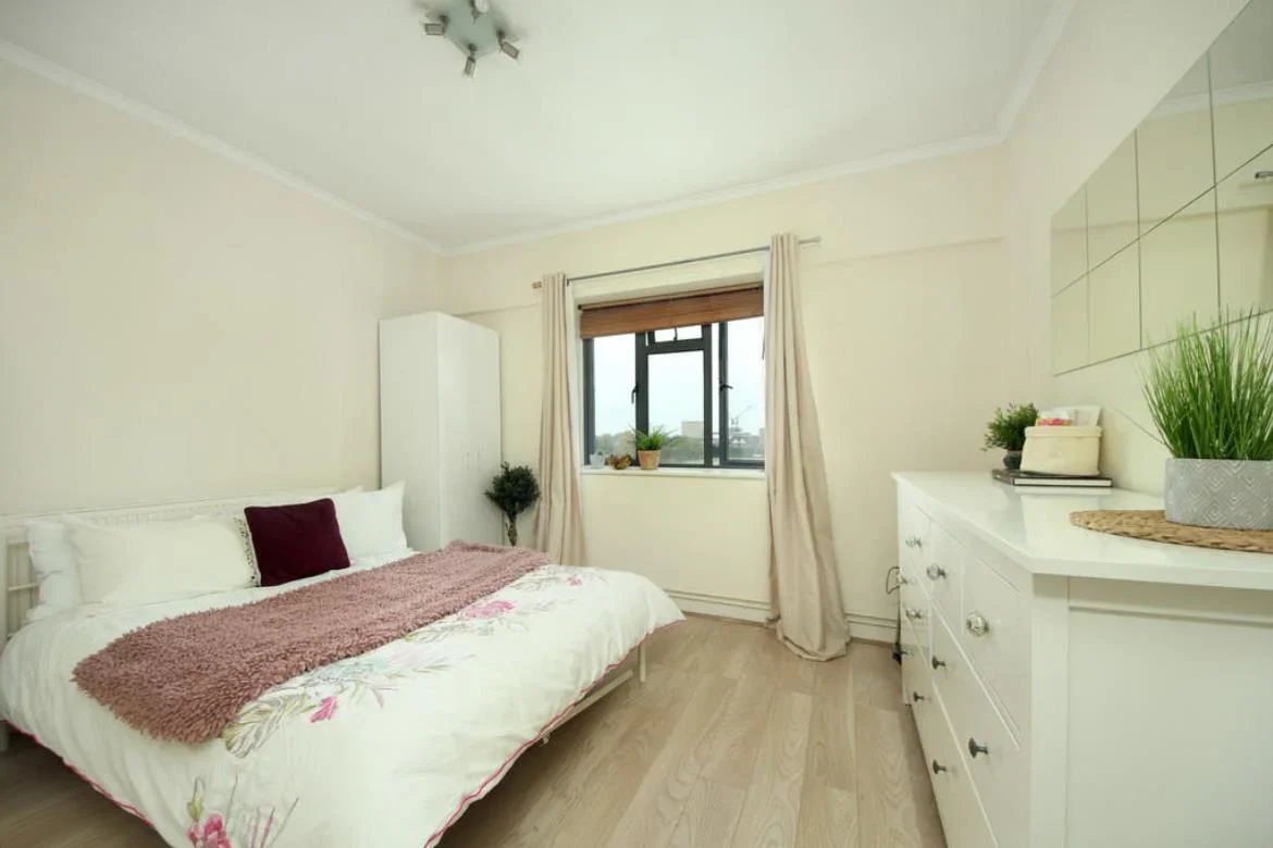 Flat Carbery Avenue in Greater London