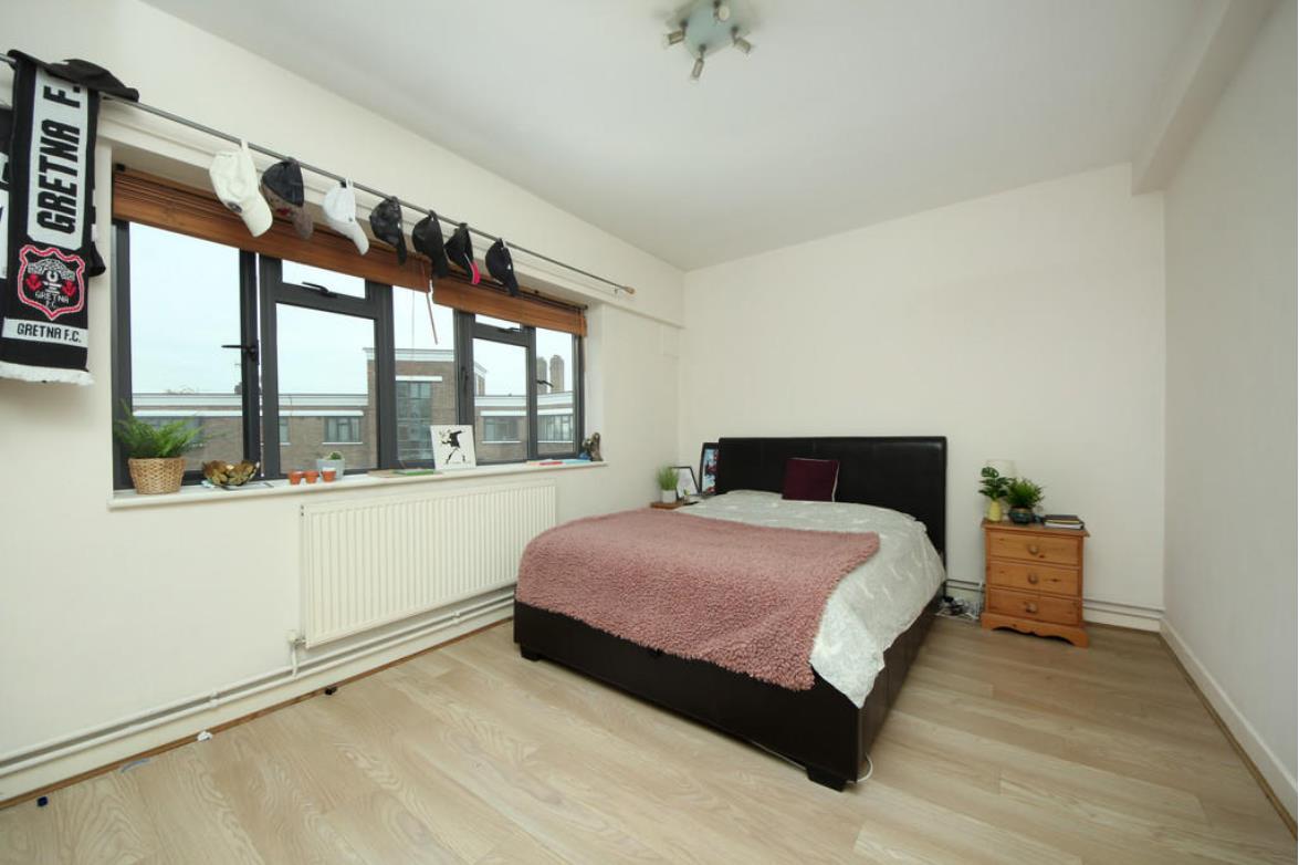 Flat Carbery Avenue in Greater London