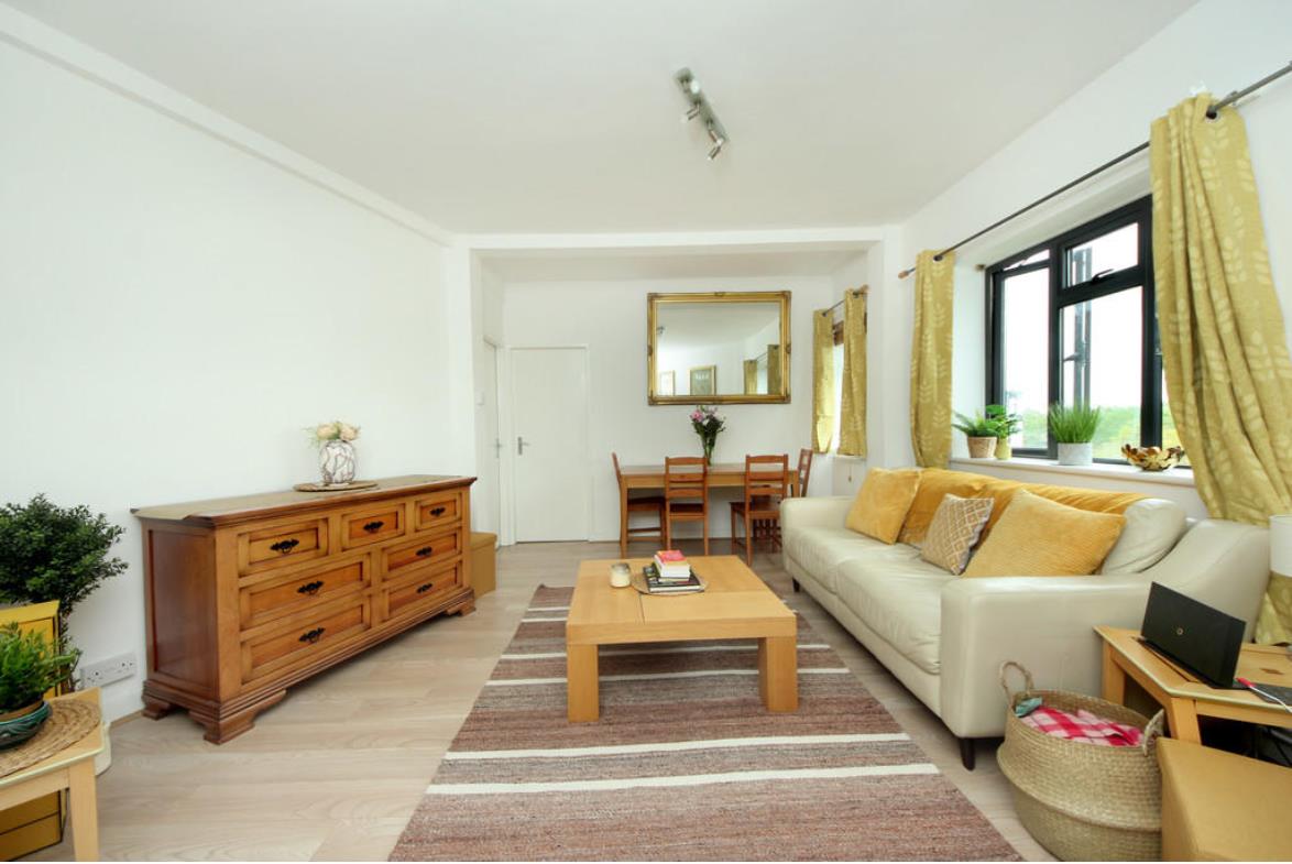 Flat Carbery Avenue in Greater London