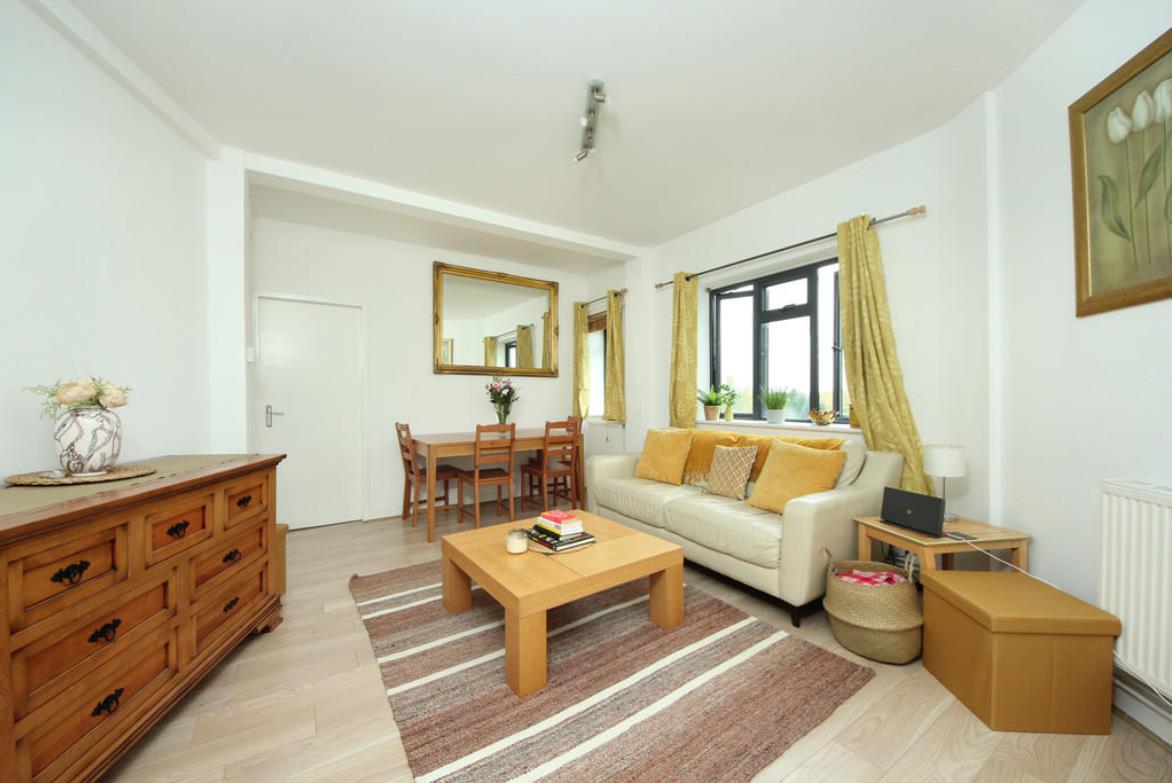 Flat Carbery Avenue in Greater London