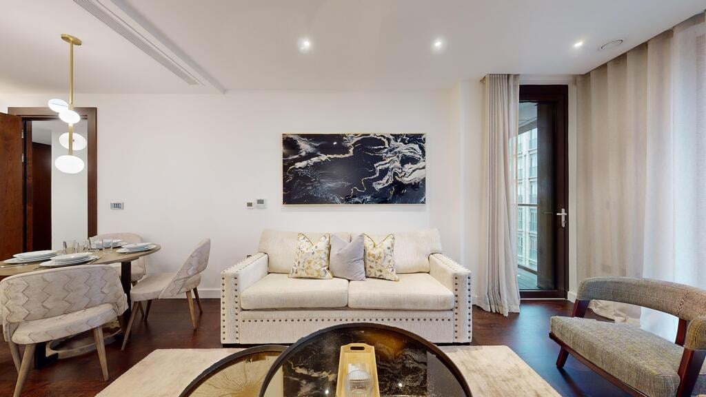 Flat Ponton Road in Greater London