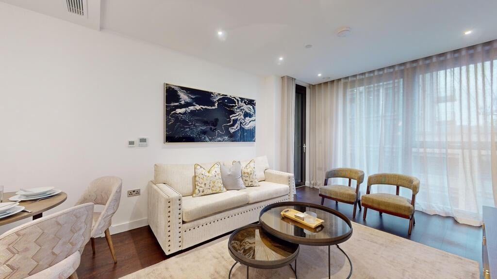 Flat Ponton Road in Greater London