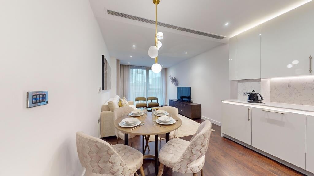 Flat Ponton Road in Greater London