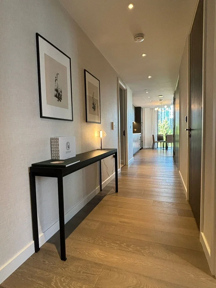 Flat Carnation Way in Greater London