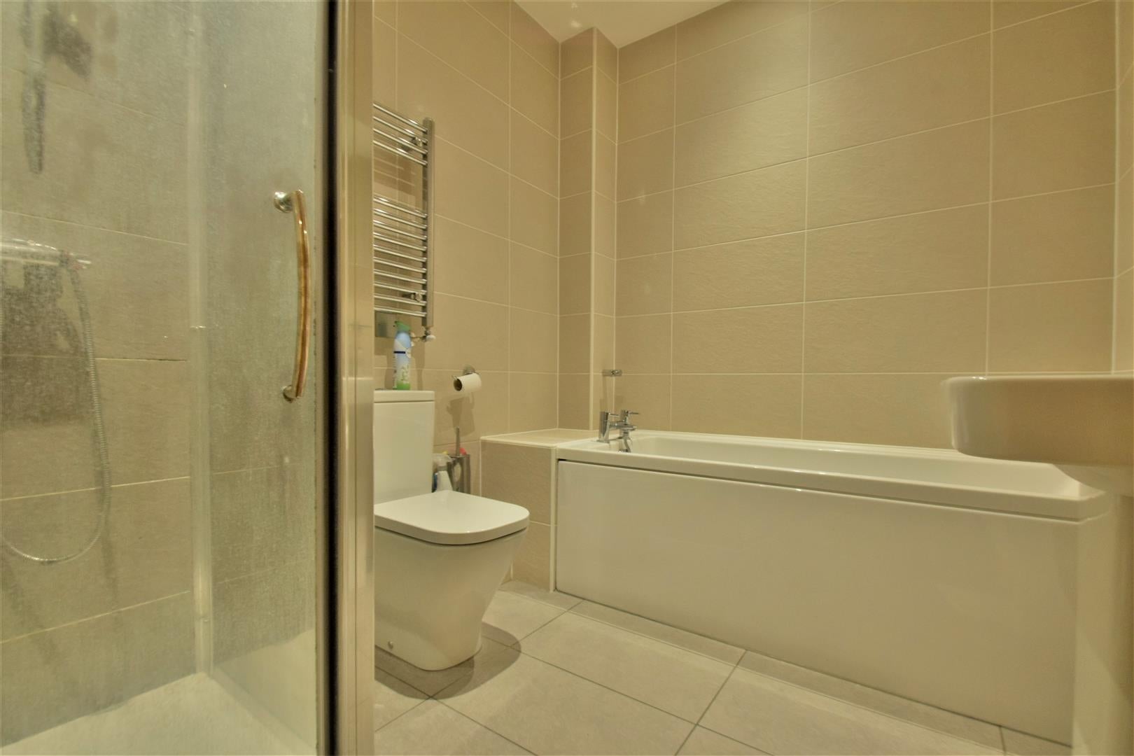 Flat Rockingham Road in Greater London