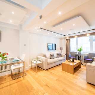 Flat Market Mews in City of Westminster