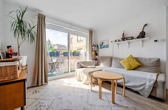 Flat Rotherhithe Street in Greater London
