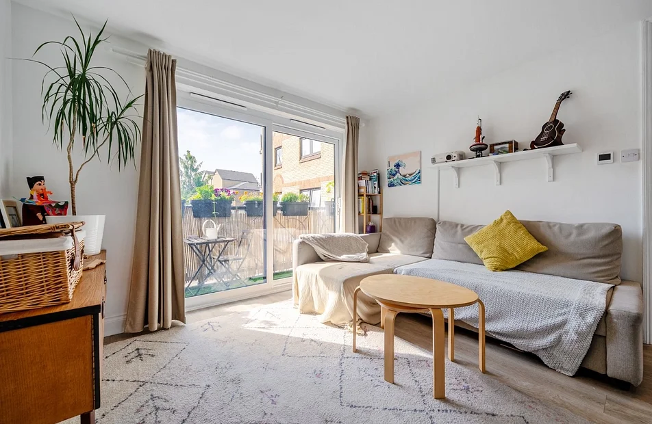 Flat Rotherhithe Street in Greater London