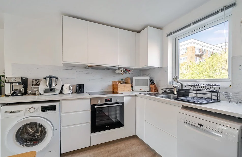 Flat Rotherhithe Street in Greater London