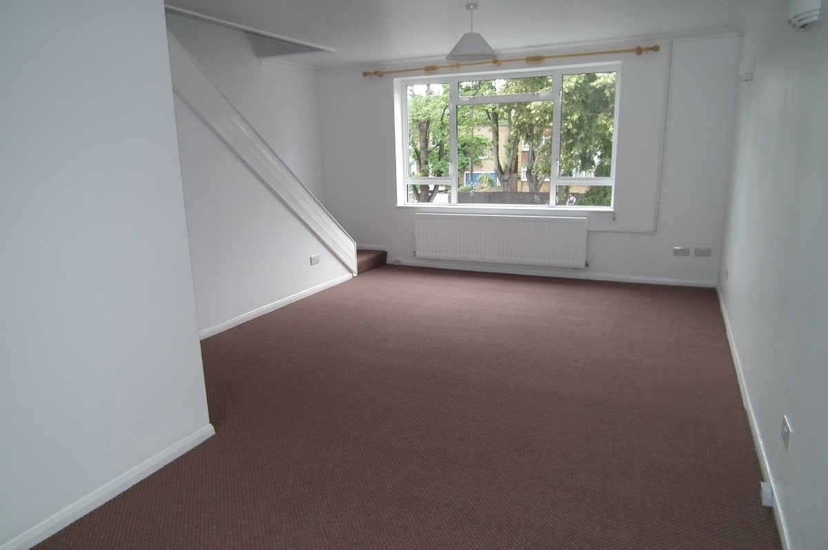 Flat Dorville Road in Greater London