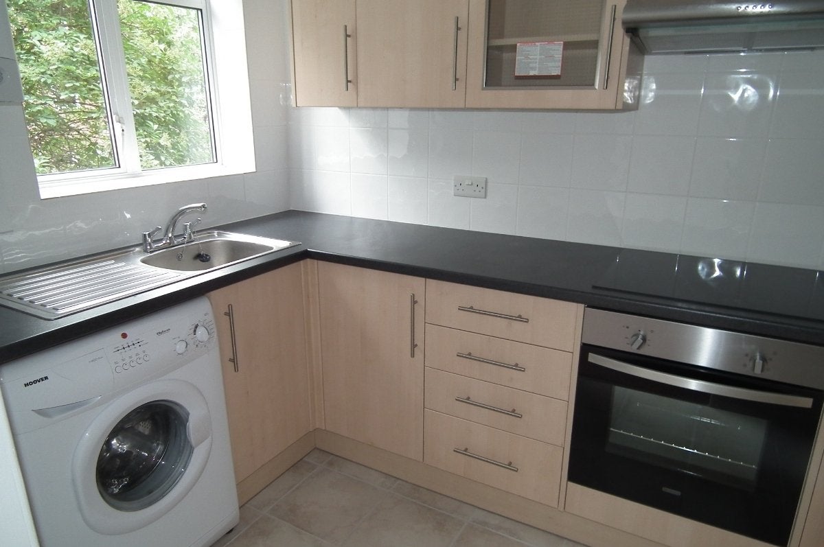 Flat Dorville Road in Greater London