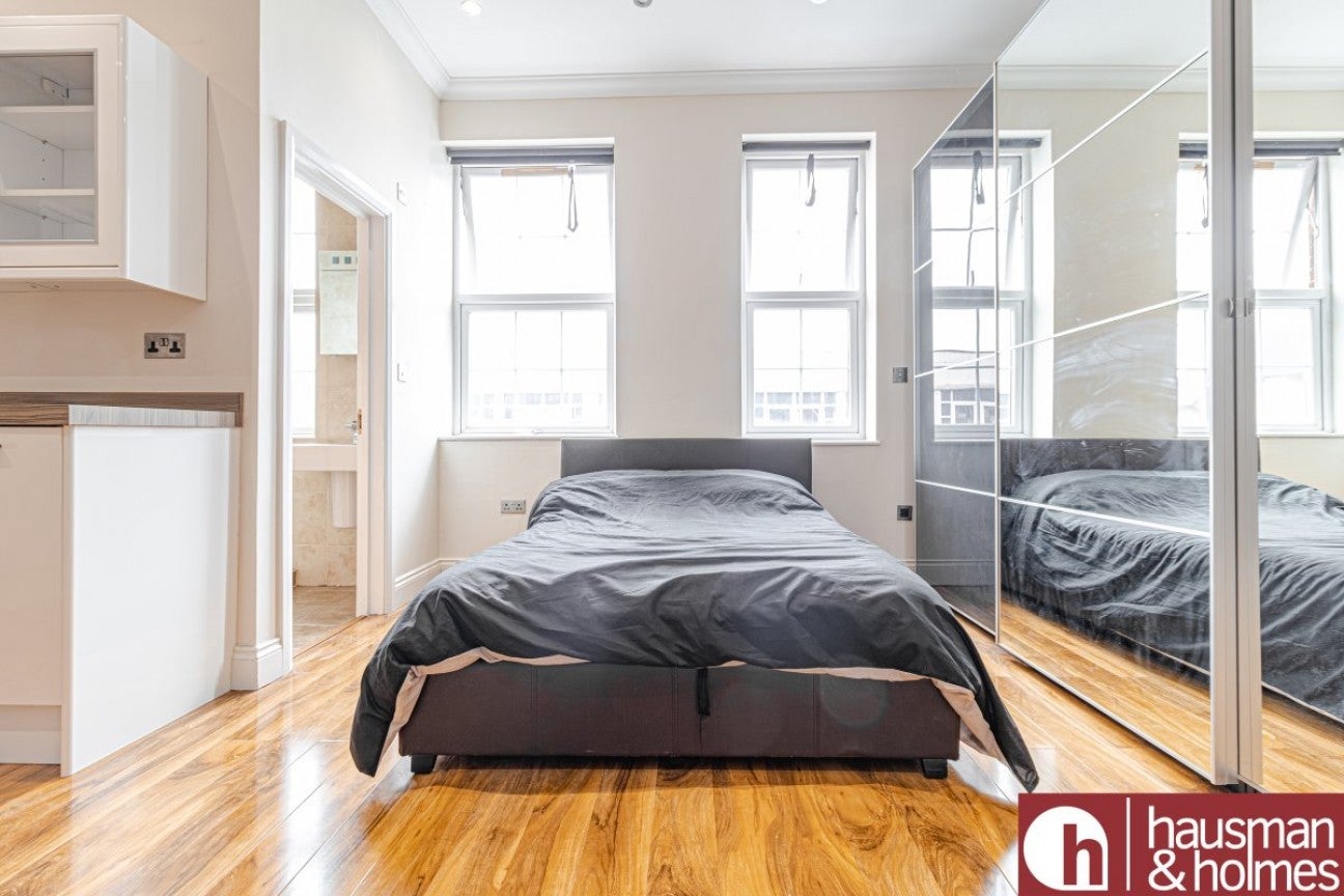 Flat Finchley Road in Greater London