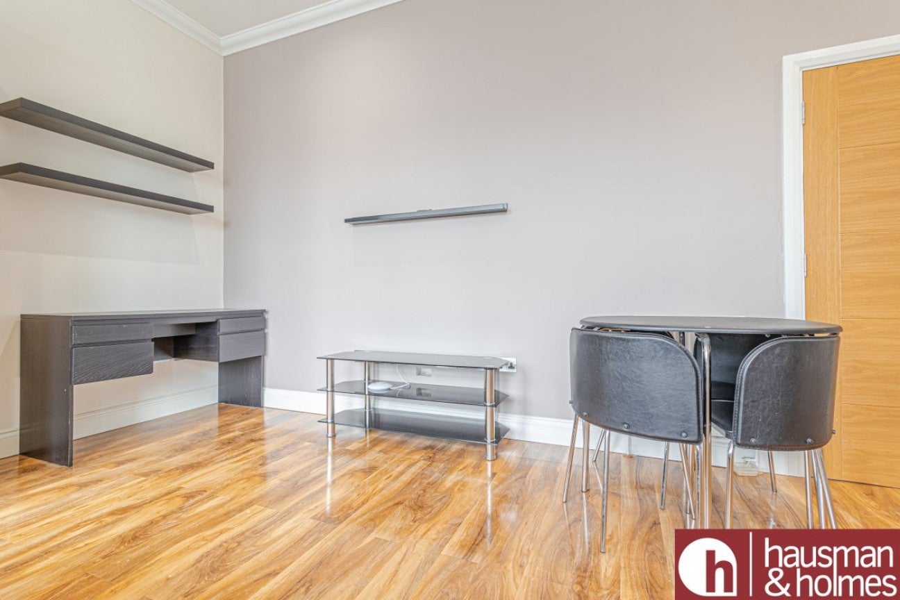 Flat Finchley Road in Greater London