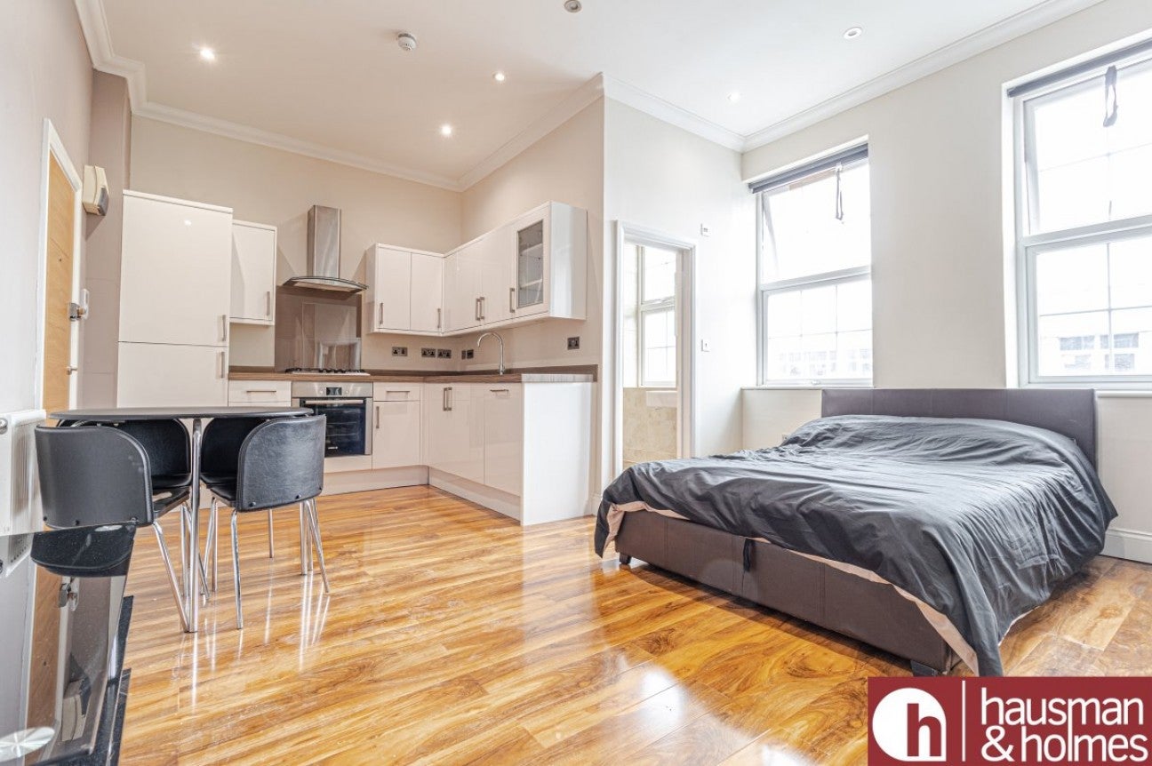 Flat Finchley Road in Greater London
