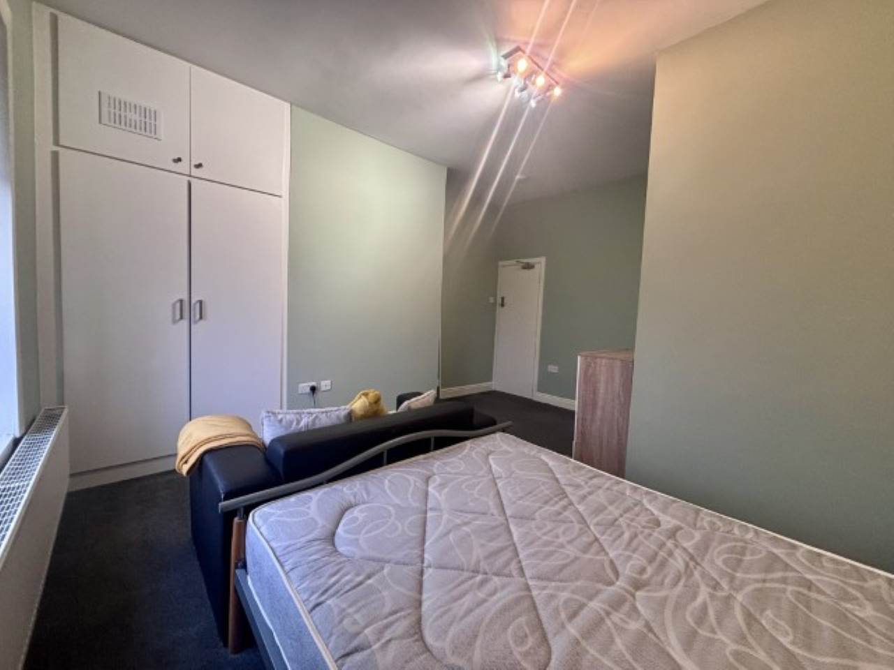 Room Victoria Road in Leeds