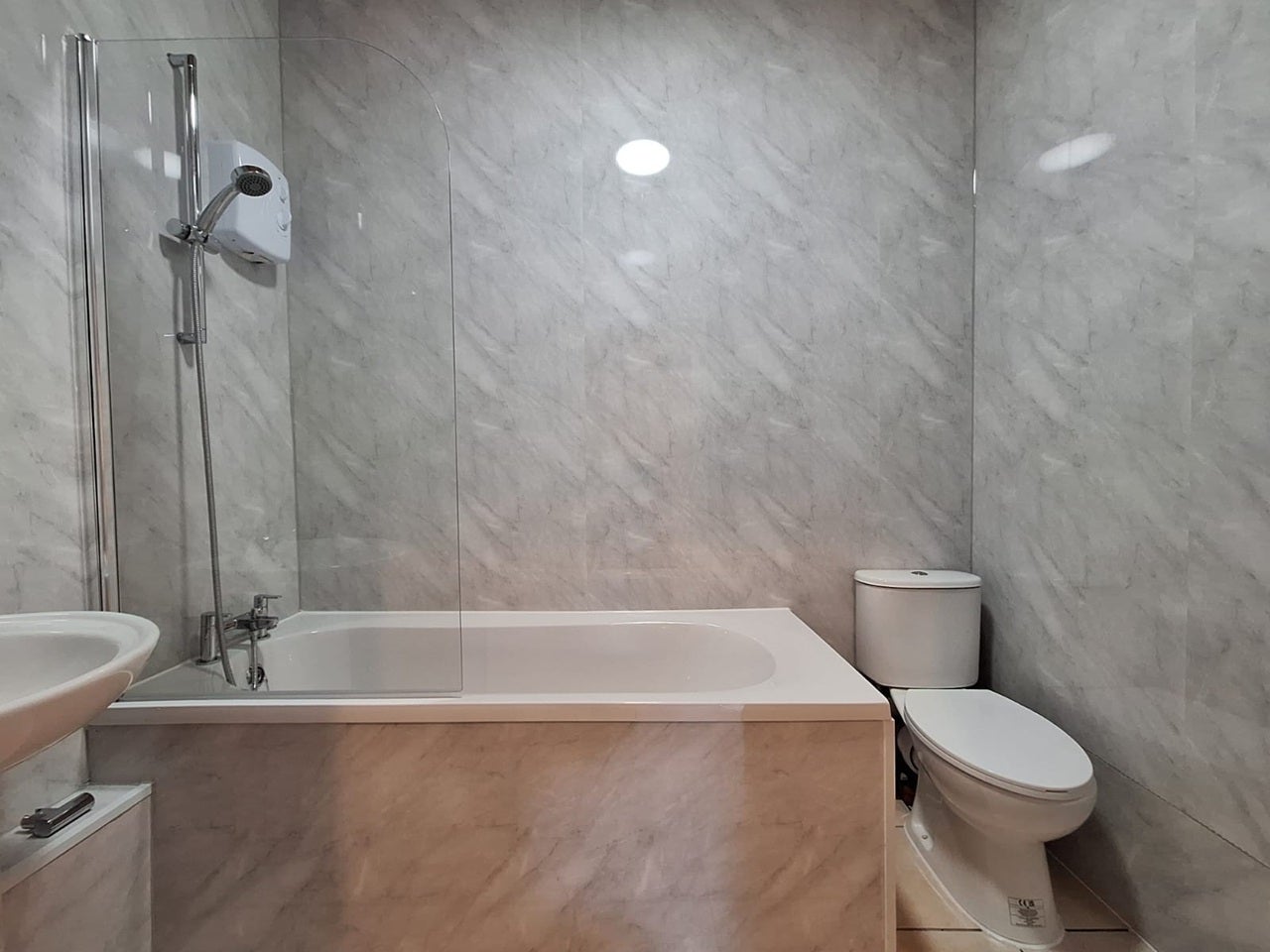 Flat Baronet Grove in Greater London