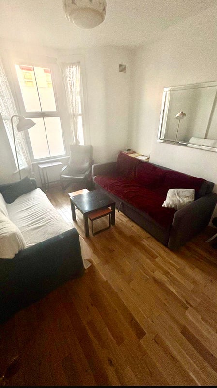 Room Cunningham Road in Greater London