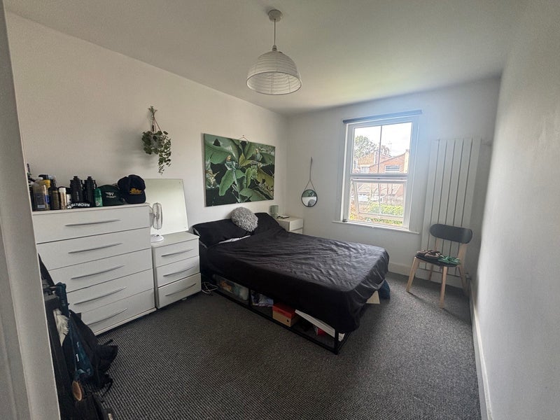 Room Cunningham Road in Greater London