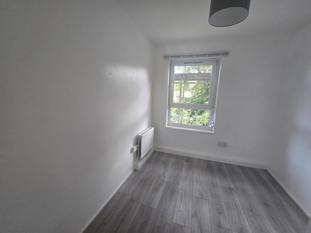 Flat Tredegar Road in Greater London