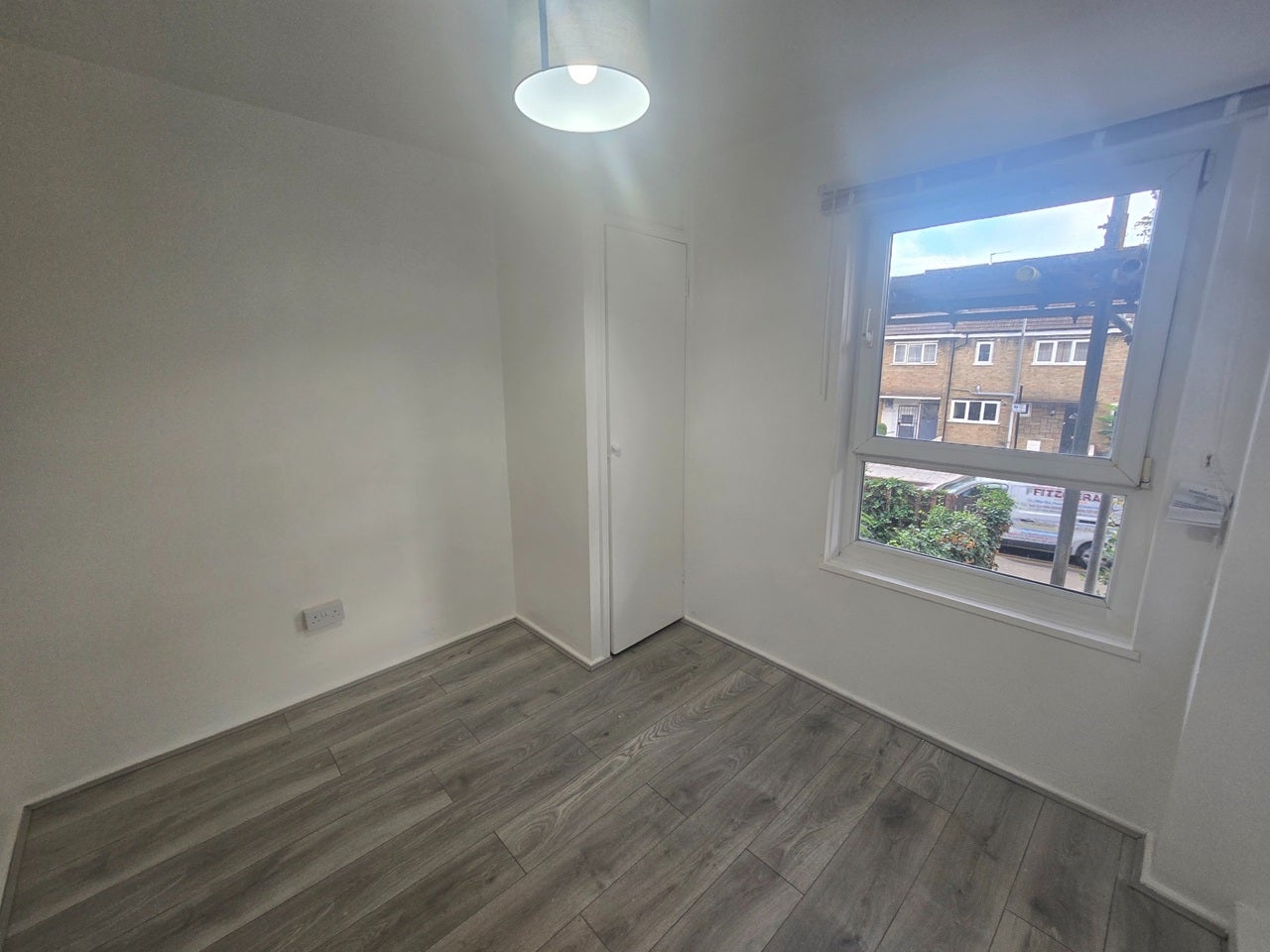 Flat Tredegar Road in Greater London