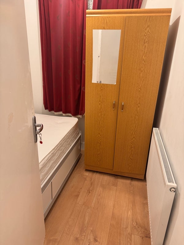 Room St. James' Road in Greater London