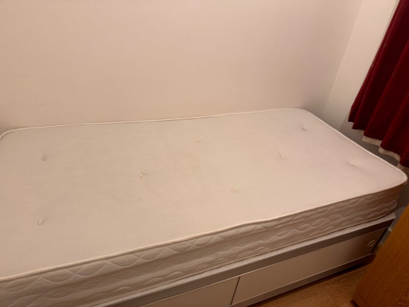 Room St. James' Road in Greater London