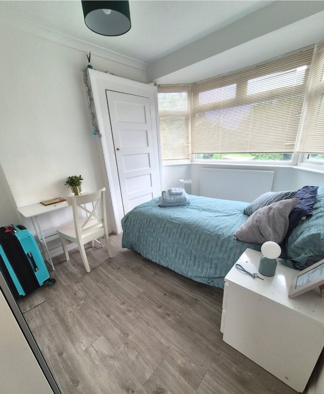 Room Crescent Road in Greater London