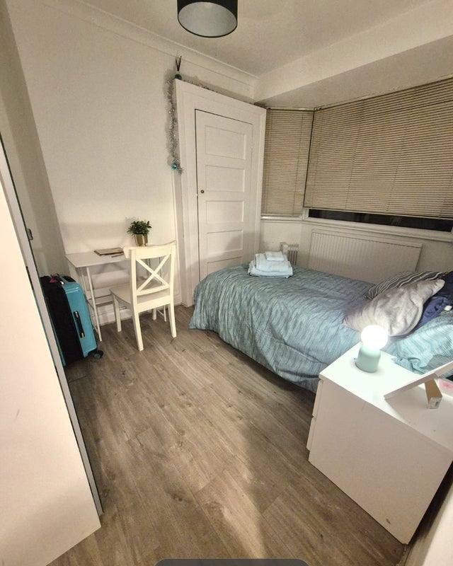 Room Crescent Road in Greater London