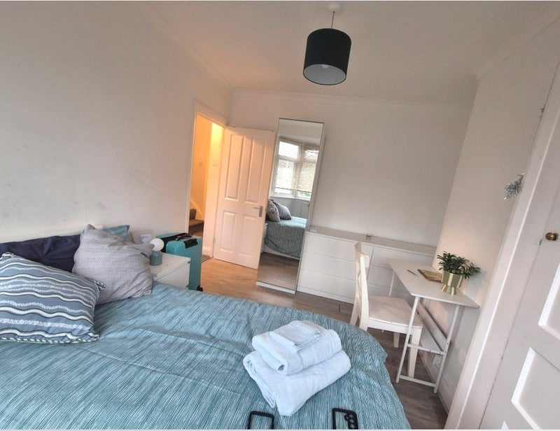 Room Crescent Road in Greater London