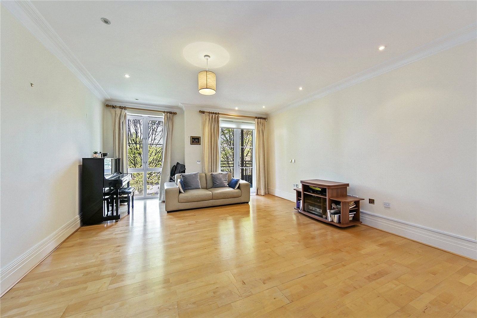 Flat Melliss Avenue in Greater London