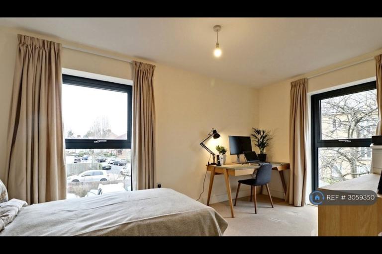 Flat Forty Avenue in Greater London