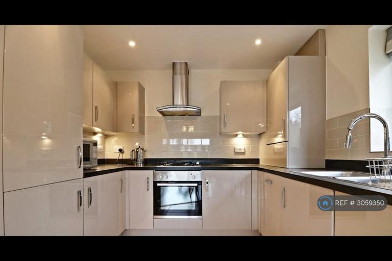 Flat Forty Avenue in Greater London
