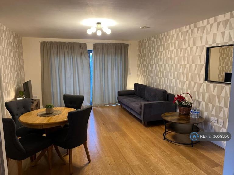 Flat Forty Avenue in Greater London
